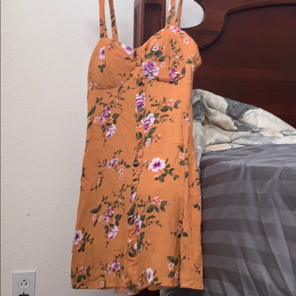 Sleeveless dress with flower print.